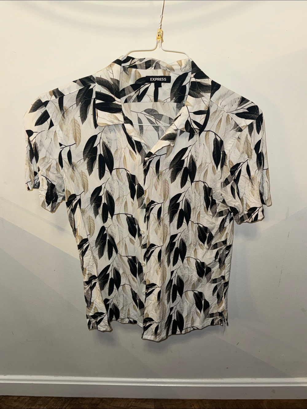 Express Men's Leaf Print Short Sleeve Button-Down Shirt. Like new!